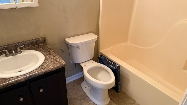 Building Photo - RATE DROP ALERT (was $1950/month) and MOVE-IN SPECIAL: 1st FULL MONTH'S RENT FREE!**