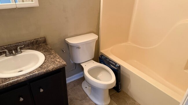 Building Photo - RATE DROP ALERT (was $2100/month) and MOVE-IN SPECIAL: 1st FULL MONTH'S RENT FREE!**