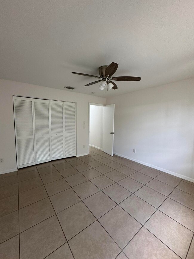 Building Photo - 1217 Schumann Dr