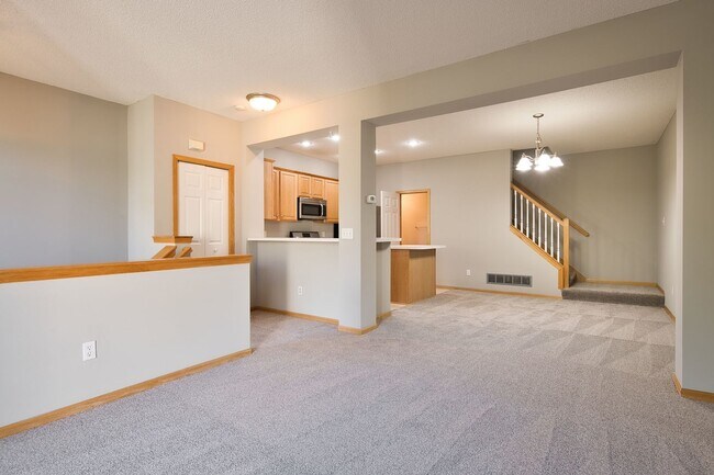 Building Photo - Like New 2 Bed/2 Bath Townhome With Amenit...