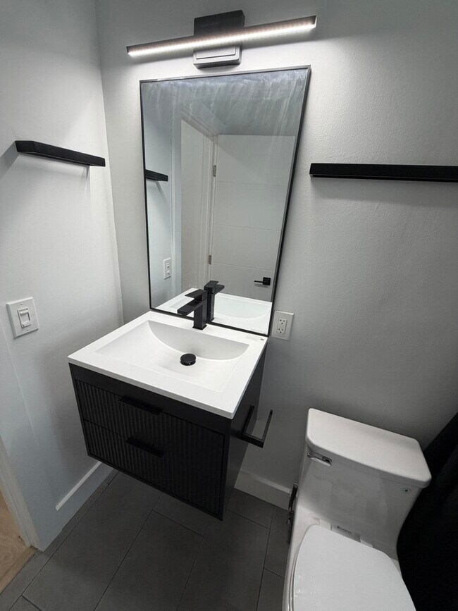 Building Photo - 1077 NE 34th St