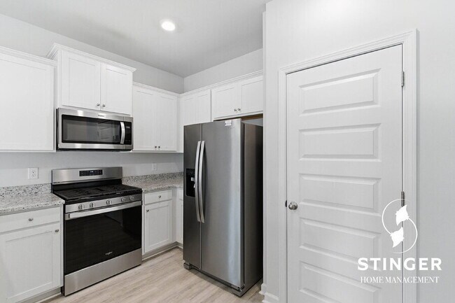 Building Photo - 548 Hideaway St