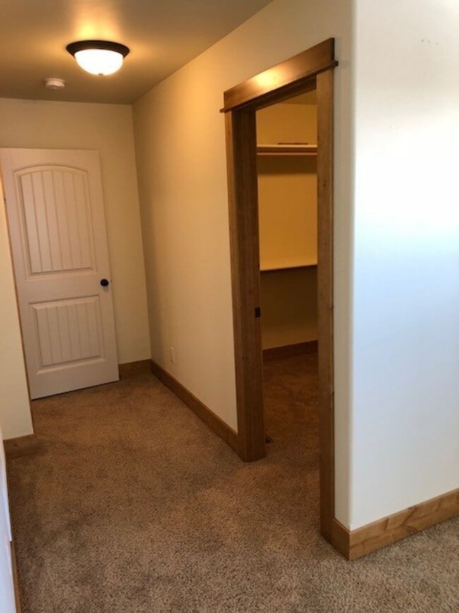 Building Photo - Comfortable Living in the Heart of Valley ...