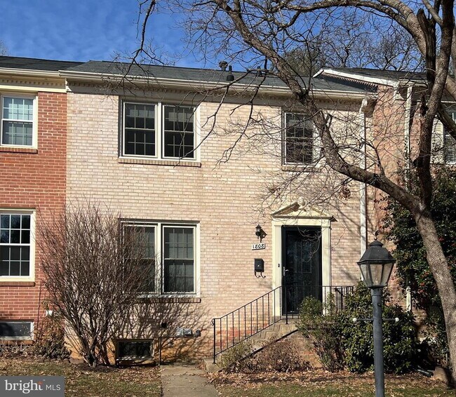 Building Photo - Spacious & Stylish North Shore Cluster Home Near Reston Town Center