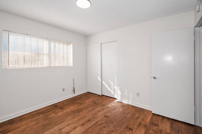 Building Photo - Available Now! Spacious 3BR, 2BA, 1,76sq.ft. 2 car garage.