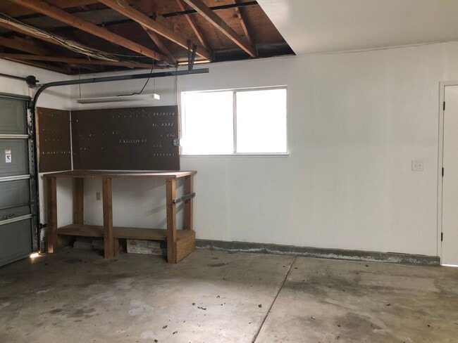 Building Photo - 3-Bed, 2-Bath Single-Family Home (Lease as...