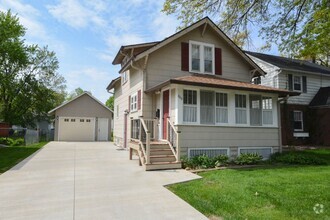 Building Photo - Adorable 2 Bedroom Home 1 Block from Sumne...