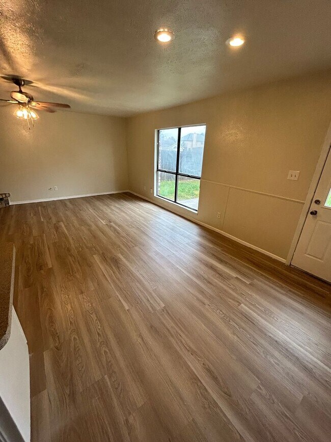 Building Photo - Adorable ranch-style house