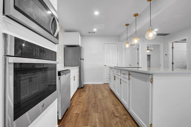 Building Photo - Completely renovated 2/1 on Golf Course!