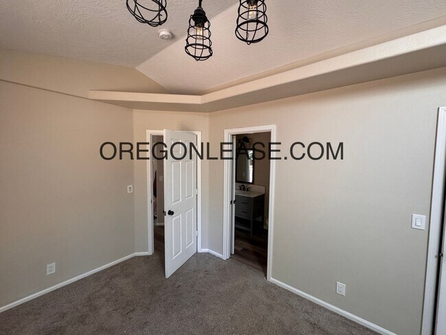 Building Photo - 3 bedroom 2 bath Cottage grove townhome