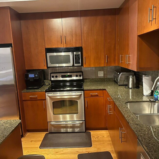 Building Photo - Modern 1 BR, 1BA Condo in Mount Vernon Squ...