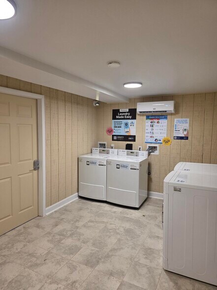 Building Photo - 210 E 13th St