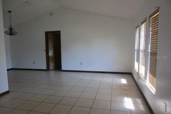 Building Photo - 2200 Oakview Cir