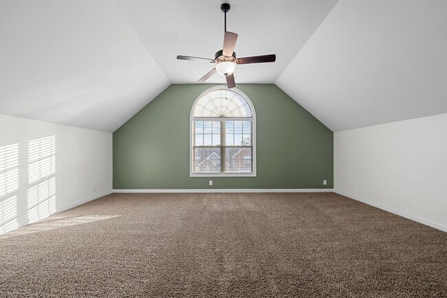 Building Photo - Pet Friendly Four Bedroom with Bonus!