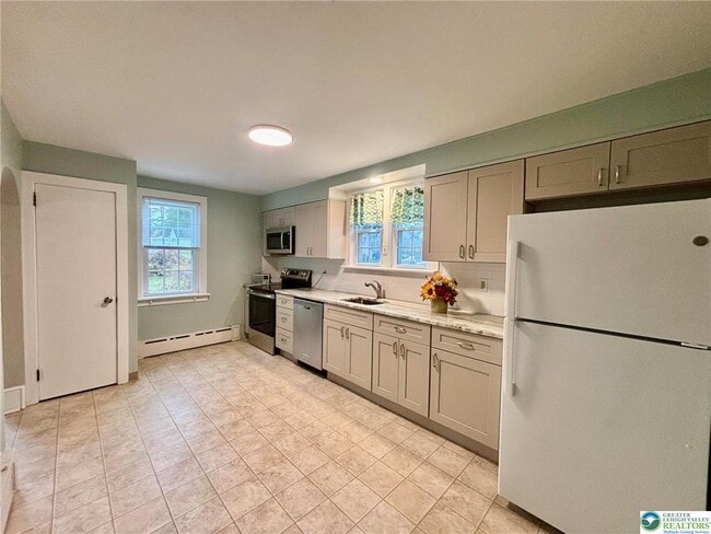 Building Photo - 221 E Chestnut St