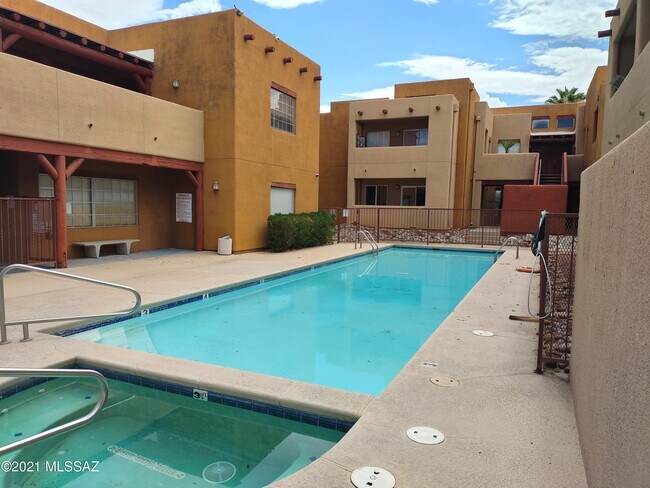 Building Photo - 1810 E Blacklidge Dr