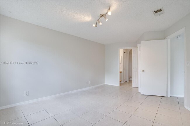 Building Photo - 9999 Summerbreeze Dr