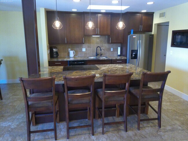 Building Photo - Charming Golf Course Condo for Rent – Residential Estates