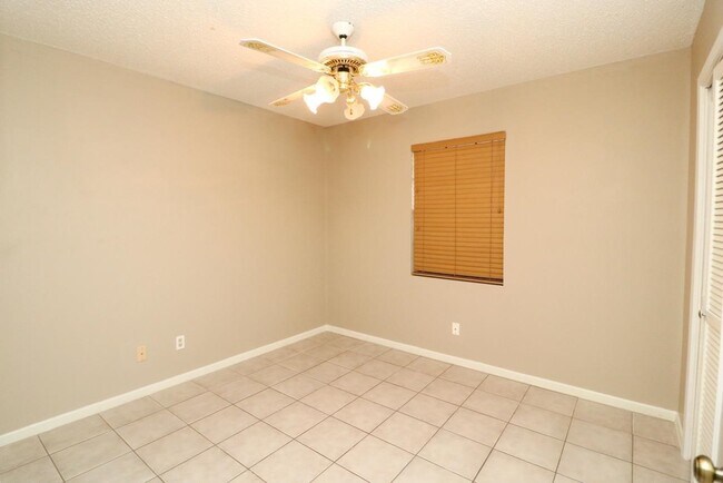 Building Photo - 1402 Longhorn Dr