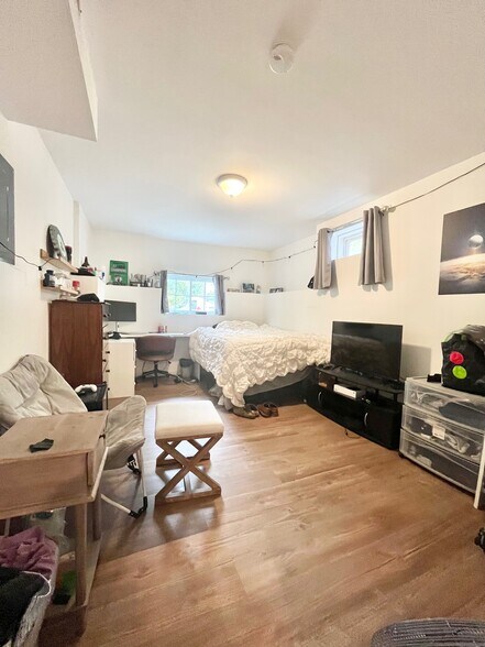 Building Photo - 190 Calumet St