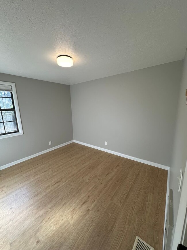 Building Photo - Freshly Renovated 2Bed / 1Bath in Nashville!