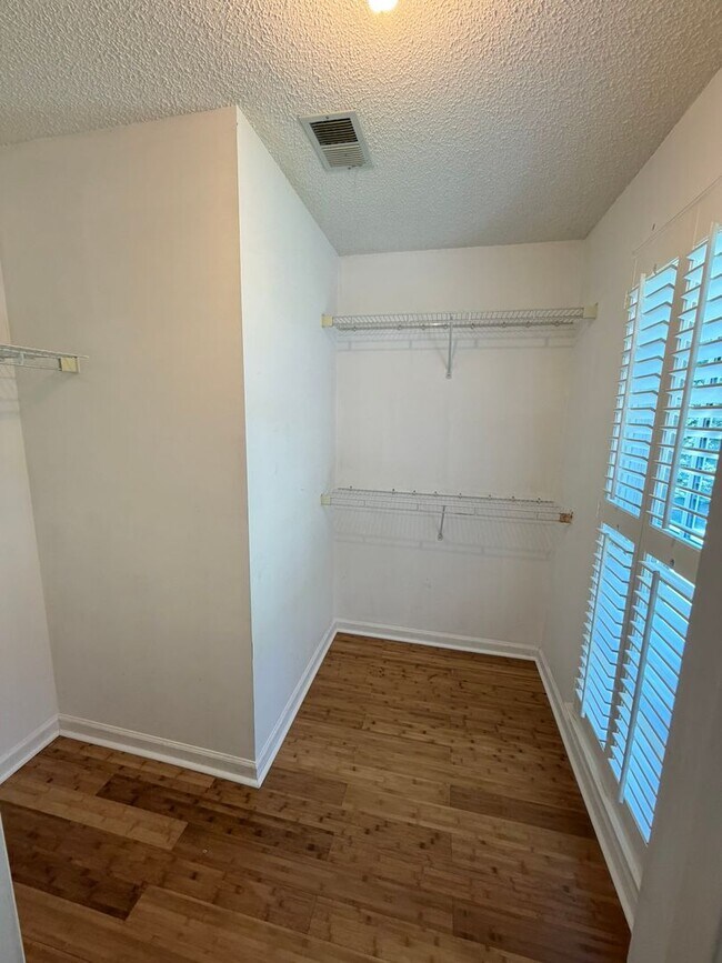 Building Photo - Beautiful East Side Home