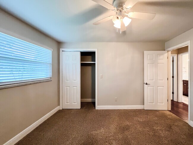 Building Photo - 1858 Oak Park Dr S