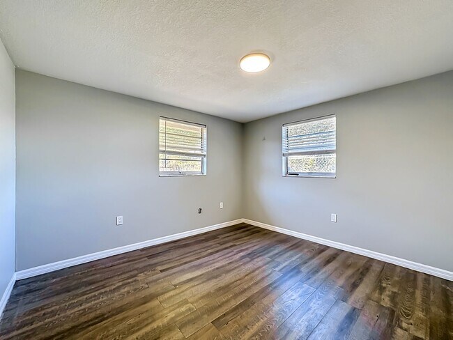 Building Photo - 702 21st Ave W