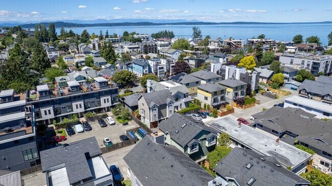 Building Photo - Charming AIR CONDITIONED Alki Townhome