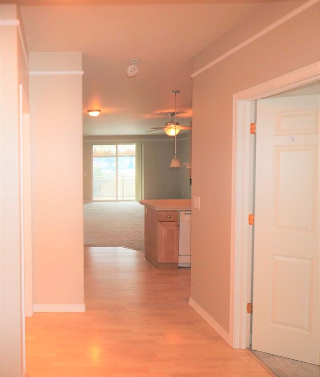 Building Photo - Lovely 2+ Bedroom Condo in Mountlake Terra...