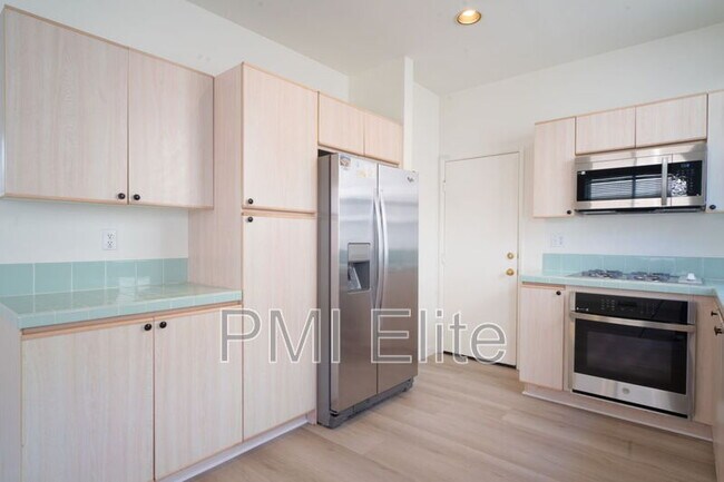 Building Photo - 27879 Skycrest Cir Dr