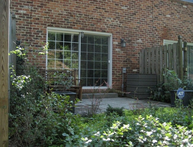 Building Photo - 415 Burgoyne Rd