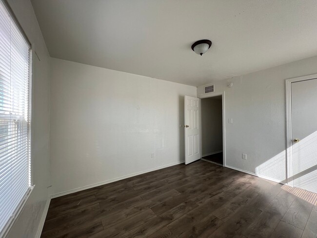 Building Photo - 3 Bedroom 1 bathroom House located near a ...