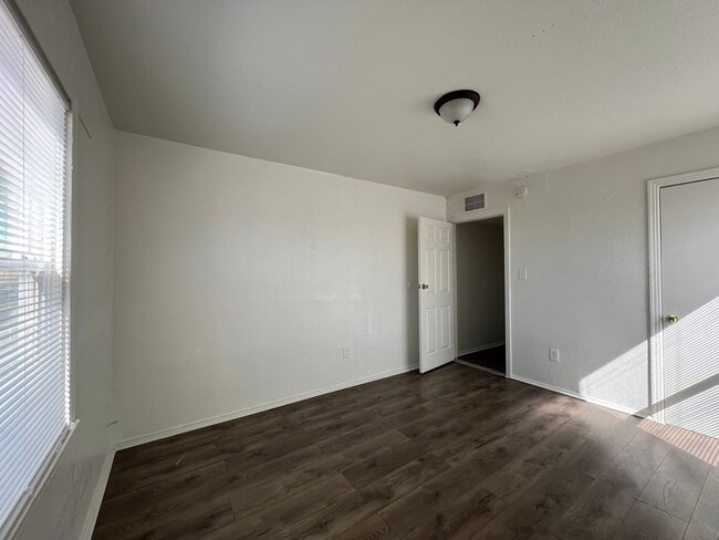 Building Photo - 3 Bedroom 1 bathroom House located near a Schools, Community Park and Public Swimming Pool.