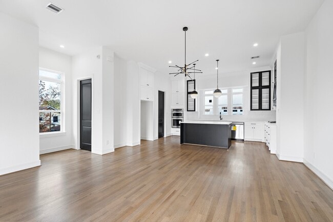 Building Photo - 1005 E 28th St