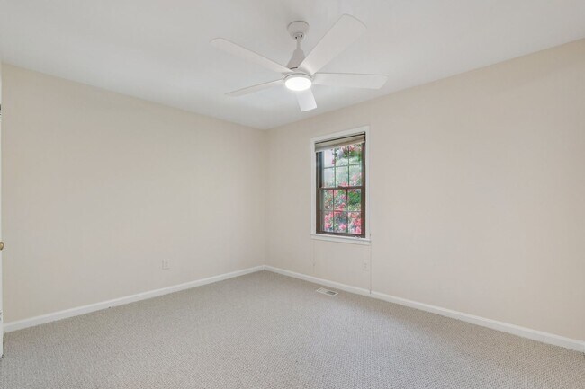 Building Photo - Spacious, Renovated Townhome Near Vienna M...