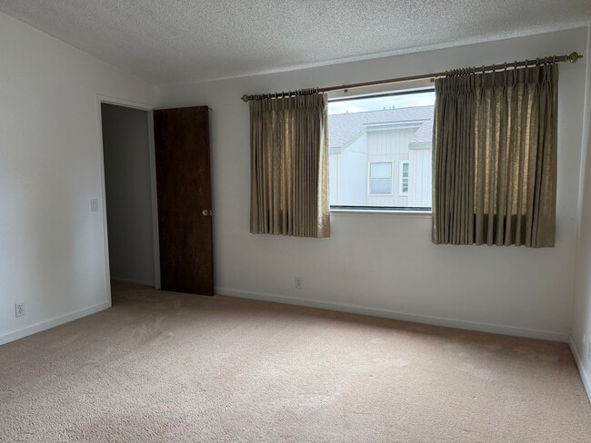 Building Photo - 1670 Sqft. 3 Bedroom, 2 Bath Gated Townhome for Rent in Citrus Heights.