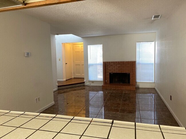 Building Photo - Large Condo near Freeway Access!