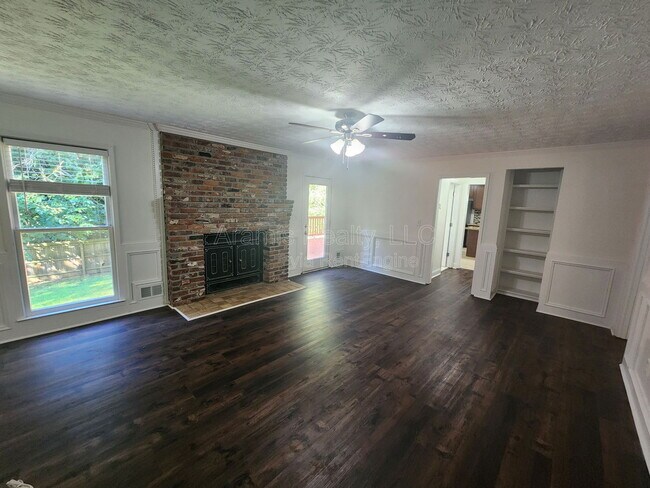 Building Photo - 4860 Tremont Dr NE