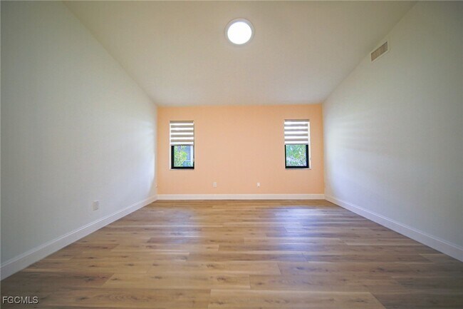 Building Photo - 1250 Riverbend Dr