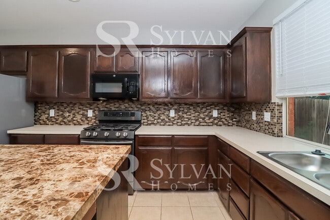 Building Photo - Welcome home to this stunning 3 bedroom, 2.5 bathroom home