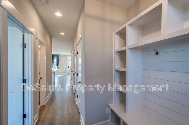 Building Photo - 2061 Oakwood Ave