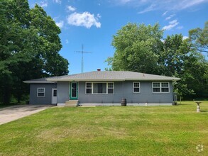 Building Photo - Three Bedroom, One Bath House in Benton Ha...