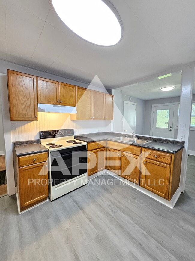 Building Photo - Charming 3 Bd 1- Ba Single Family Home in ...