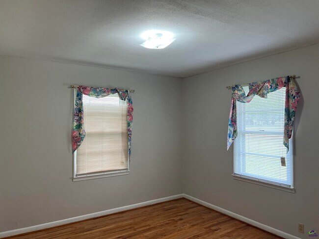 Building Photo - 482 Lake Joy Rd