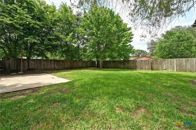 Building Photo - 201 Hillcrest Dr