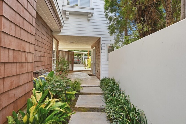 Building Photo - Premier Location in Corona Del Mar for 12-Month Lease