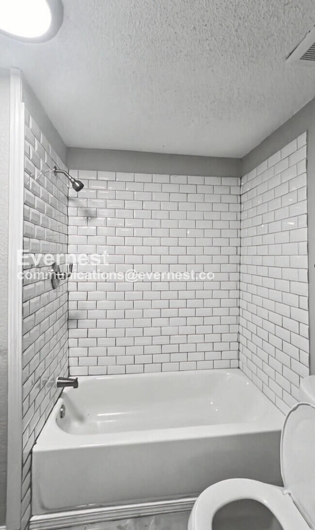 Building Photo - Spacious 3-Bedroom Home with Deck and Modern Appliances