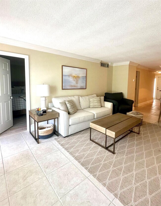 Building Photo - 1169 Hillsboro Mile