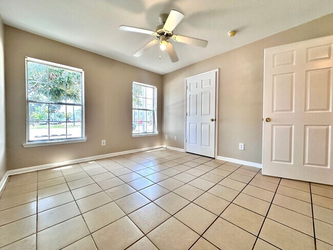 Building Photo - Spacious 2B/2B Unfurnished Condo near Beac...